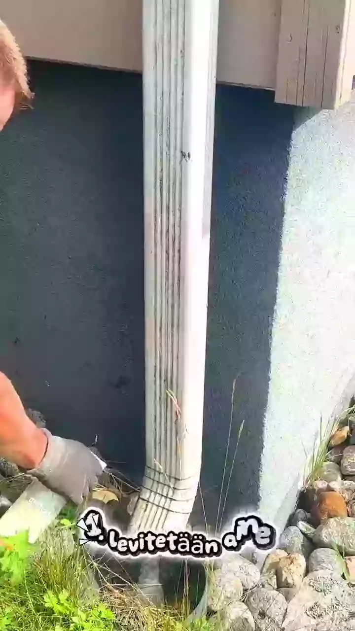 Servido's professional cleaning a downspout