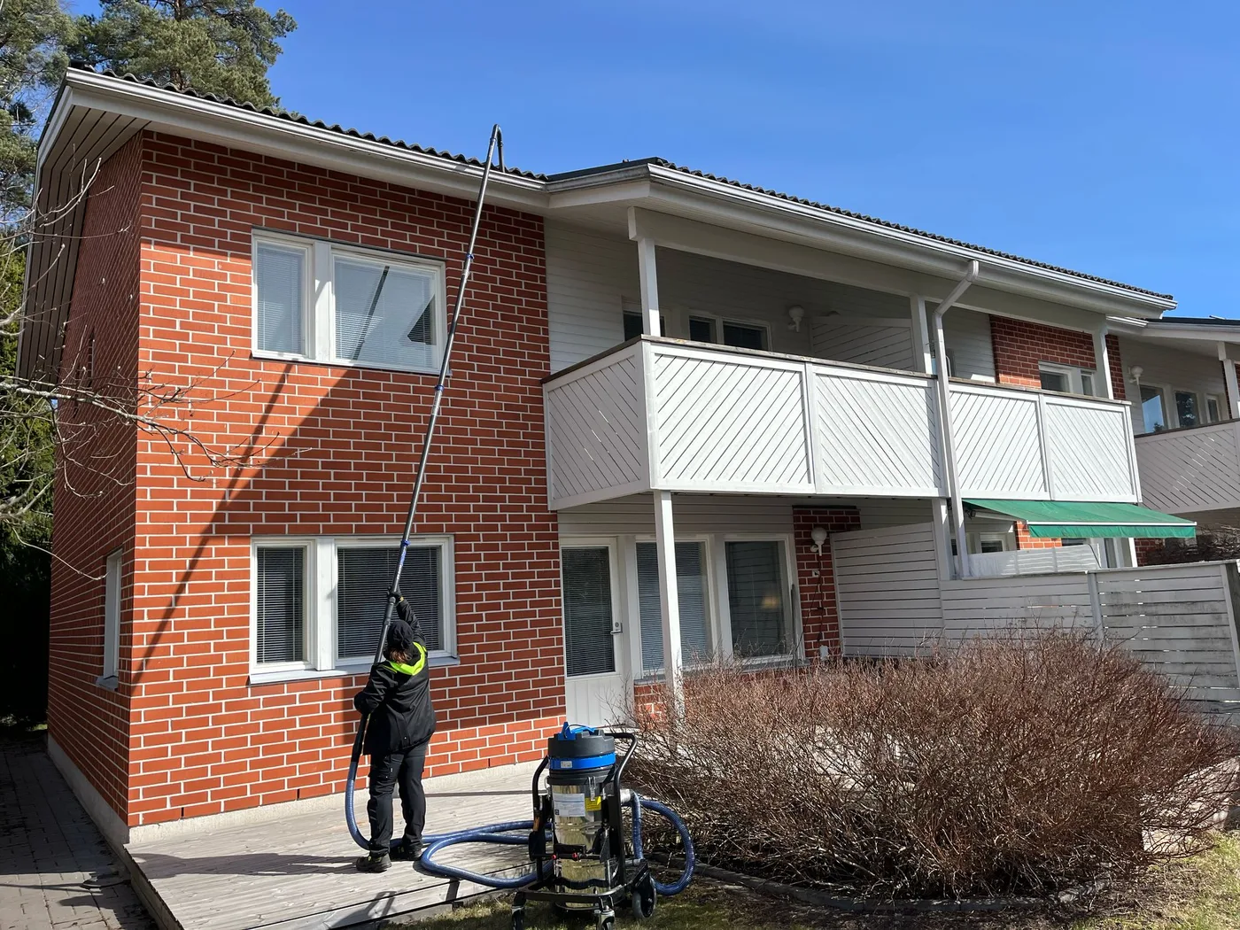 Servido pro cleaning the gutter with a vacuum tool